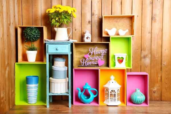 Choosing Decorative Items Decorate Wall Shelves in Living Room