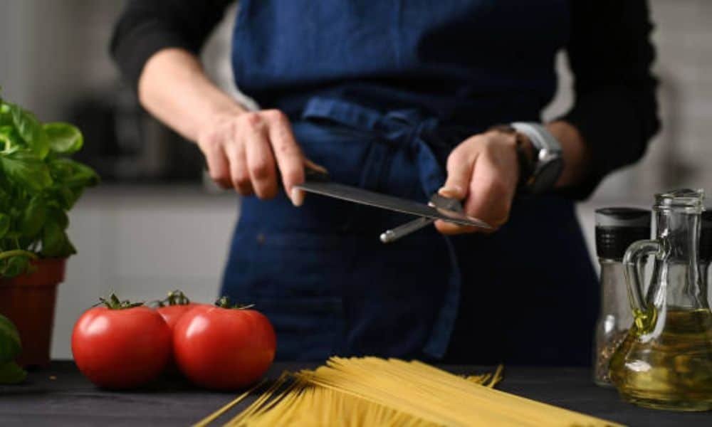 How To Sharpen A Kitchen Knife With Rod