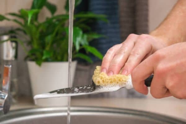 Wash Gently With Soap and Sponge To Clean Kitchen Knives
