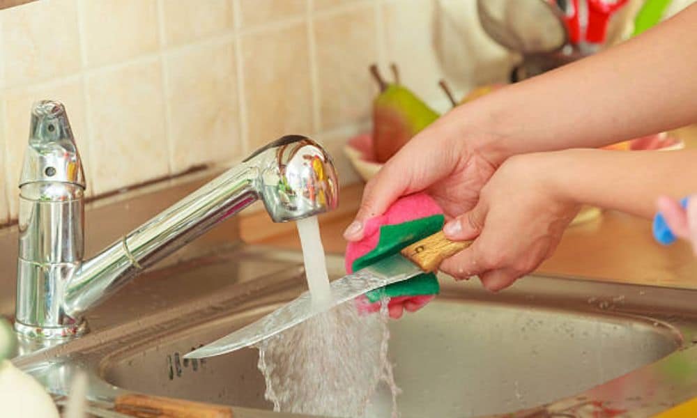 how to clean kitchen knives