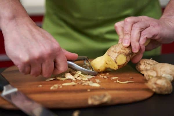Step 1: Clean and peel to make ginger juice with a blender